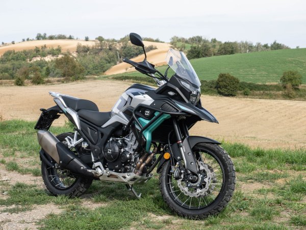 От Китай отговарят с мотоциклет, който има мускулести и остри линии. Срещу 6990 евро получавате двуцилиндров 498-кубиков мотор със 48 к.с., способен да достигне 170 км/ч. Стандартното оборудване е богато, има и електроненипакет, но и някои много лоши компоненти. Тежи 169 кг, а седалката е на 83 см от земята. Резервоарът е много голям: 19 литра за дълги пътувания.